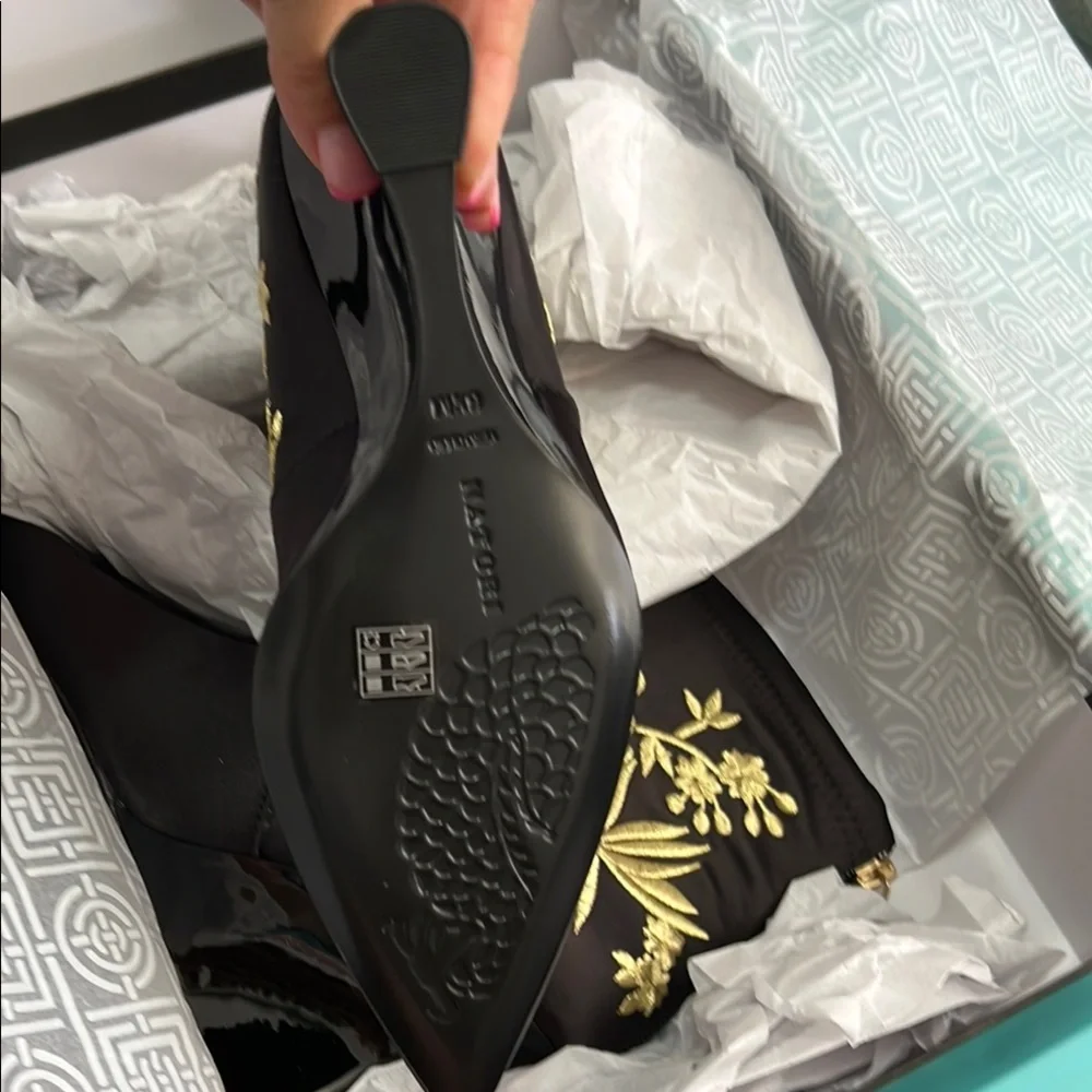 NWT Natori Satin Embroidery Wedge Ankle Boot Size 6,5